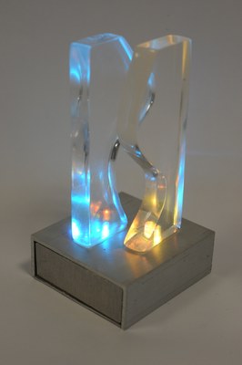 Bernhard, Sara_Leuchte Plexiglas Farbwechsel blinkt. blau gelb_gym11_2014-15.jpg
