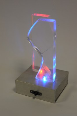 Bernhard, Sara_Leuchte Plexiglas Farbwechsel blinkt. pink blau_gym11_2014-15.jpg