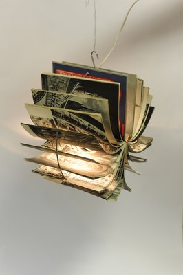Glück, Eva_D Leuchte_Kunstbuch mit Metallring_Ansicht schräg_gym11_2014-15.jpg