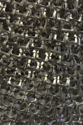 Kampik, Jana_Leuchtenvorhang aus Metallösen von Dosen_Detail2_gym11_2014-15_.jpg