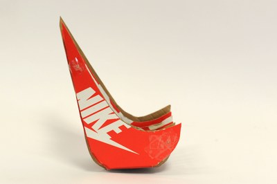 Kellert, Nico_D Sitzobjekt_Nike-Logo 3D_Karton mit Holzstäben_seite r_q_gym11_2014-15.JPG.JPG